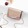 Mini bolso bandolera cuadrado en rosa y beige con elegante correa de cadena - Mosaico Rosa y Caqui