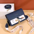 Borsa a tracolla blu navy e bianca con ricamo a cani e due tracolle intercambiabili - Blu scuro