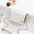 Bolso bandolera de cuero PU blanco crema con estampado Romantic Paris y cadena dorada - Blanco Sólido