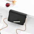 Mini bolso bandolera negro con costuras en contraste y cadena de metal dorado - Negro Sólido
