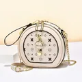 Sac bandoulière rond crème avec imprimé ours, chaîne dorée et pendentif chat - Imprimé Beige - Beige