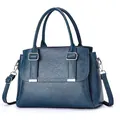 Elegante tiefblaue Ledertasche mit silberner Schnalle und verstellbarem Riemen - Dunkelblau