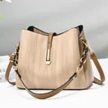 Elegante borsa a secchiello beige con trama a onde verticali e tracolla in pelle marrone - Stile Cachi Goffrato a Onde / Cachi