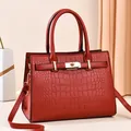 Dames handtas in dieprood met krokodillenpatroon, elegant handvat en gouden sluiting - Rood