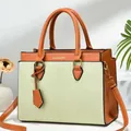 Damenhandtasche im Kontrastdesign Orange und Hellgrün mit Schultergurt und JING&PIN Schriftzug - Grün