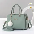 Elegante bolso de mano en cuero PU verde menta con logo dorado y colgante de felpa - Verde