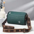 Borsa Boston verde scuro trama coccodrillo con logo floreale e tracolla ampia vintage - Verde