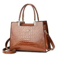 Sac à main marron à motif crocodile en similicuir brillant avec logo en métal doré - Jaune