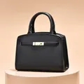 Borsa a mano classica in pelle nera da donna con fibbia dorata e manici robusti - Nero