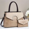 Conjunto de bolso de mano de dos piezas beige y caqui en cuero con correa y cartera - Caqui / Un Conjunto De Bolsos Y Carteras En Bloques De Color Beige Y Caqui Confeccionados En Material De Poliuretano Con Textura De Lichi De Estilo Retro Con Una Hebilla Decorativa Semicircular De Metal Plateado.
