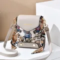 Mini retro shoulder bag in beige featuring a cartoon bear pattern and silk chain handle - Bear Style - Khaki