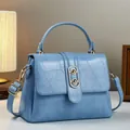 Detailansicht hellblaue Krokostil-Handtasche mit Metallringverschluss und Tragegriff - Hellblau
