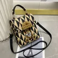 Mini sac bandoulière à carreaux jaunes avec pendentif ours et rivets dorés élégants - Jaune Patchwork