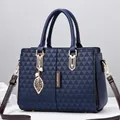 Bolso de mano azul marino con relieve triangular y colgante de hoja dorada chic - Azul oscuro