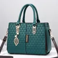 Bolso de mano verde oscuro con textura de triángulos 3D y elegante colgante de hoja dorada - Verde