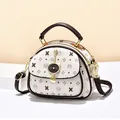 Retro-Handtasche mit Monogramm in Creme und Braun mit Katzenanhänger und Goldkette - Off-White & Kaffee