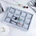 Graues Samt-Schmucktablett mit 12 Fächern und weichen Kissen für Uhren und Armbänder - Grau