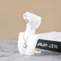 Σετ κολιέ με πέρλες και χρυσά σκουλαρίκια σε λευκό μανεκέν από ρητίνη - Μικρό Πλευρικό Προφίλ / Λευκό