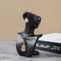 Χρυσό κολιέ με ροζ πέτρες και σκουλαρίκια σε μαύρη προτομή κοσμημάτων - Μικρό Πλευρικό Προφίλ / Μαύρο
