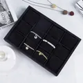 Detailansicht der 12-Raster Samt-Schmuckschale mit Armbändern und weichen Samtkissen - Schwarzer Samtstil / Schwarz
