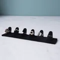 Set de 6 anillos en soporte de terciopelo negro con detalles de rosas y perlas finas - Base cuadrada de 6 dedos