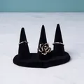 Anello rosa in smalto nero con cristalli su supporto in velluto e fedine dorate - Base Del Cuore A Tre Dita