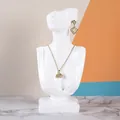 Ensemble collier pendentif coquille et boucles d'oreilles sur mannequin de présentation - 21*11*5cm / Blanc