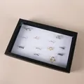 Rechthoekige sieradendoos met glazen deksel en wit fluweel voor ringen en oorbellen - 29x19x4cm / 100 slots / Zwarte Rand met Witte Bodem