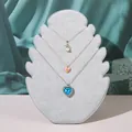 Espositore in velluto con ciondoli a cigno di perle e cuori in un set per gioielli - 28*20 / Grigio