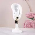 Boucles d'oreilles pendantes carrées or et noir avec cristaux sur mannequin d'oreille - 10*4*3.5CM / Blanc