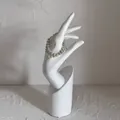 Elegantes zweischichtiges Perlenarmband auf weißer Handskulptur für das Schaufenster - H29*B11CM / Weiß