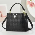 Borsa Kelly in pelle nera martellata con fibbia a V dorata e trama trapuntata - Nero