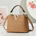 Borsa a tracolla marrone in ecopelle con trapuntatura a rombi e logo V in metallo dorato - Cachi