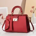 Bolso rojo con textura de lagarto y mini estuche con cierre dorado para mujer - 27/11/20 / Rojo