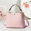 Borsa a mano rosa in pelle martellata con logo V dorato e tracolla da donna - Rosa