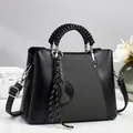 Sac à main élégant pour femme noir avec poignée tressée et panneau avant texturé chic - Noir
