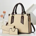 Dettaglio del set da 3 pezzi in tessuto beige con finiture in pelle marrone e metallo dorato - 27x13x22 cm / Bianco avorio