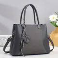 Bolso bandolera minimalista gris carbón con diseño patchwork y asa superior - Gris