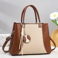 Bolso tote de cuero marrón y lona beige con diseño de costura en V y asas superiores - Amarillo Tierra