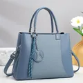 Detalle de bolso azul Morandi con panel de textura tejida y herrajes plateados - Azul
