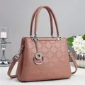 Elegante borsa rosa cipria con motivo trapuntato geometrico e ciondolo ad anello argento - Rosa