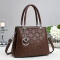 Borsa tote in pelle marrone scuro con motivo a griglia goffrato e dettagli in metallo argento - caffè