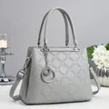 Borsa a mano da donna in pelle grigia goffrata con catena d'argento e tracolla staccabile - Grigio