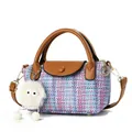 Bolso de mano de tweed rosa con adornos de cuero marrón y un amuleto de peluche - Morado
