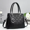 Elegante borsa a mano nera goffrata con finiture in argento e tracolla regolabile donna - Nero