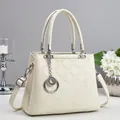 Dettaglio della borsa bianco crema con goffratura a rombi e dettagli in catena d'argento - Bianco Sporco