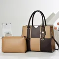 Elegante conjunto de bolso tote bicolor con pochette a juego y colgante de llave dorada - Caqui