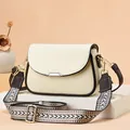 Sac bandoulière chic en cuir beige avec sangle ethnique sur socle géométrique - Blanc Cassé