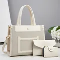 Ensemble de trois sacs beige crème avec texture tissée et détails en métal doré - Ensemble de 3 Sacs Cabas / Blanc Cassé