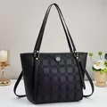 Elegante borsa tote a scacchi nera con logo dorato e grande capacità per il pendolarismo - Nero